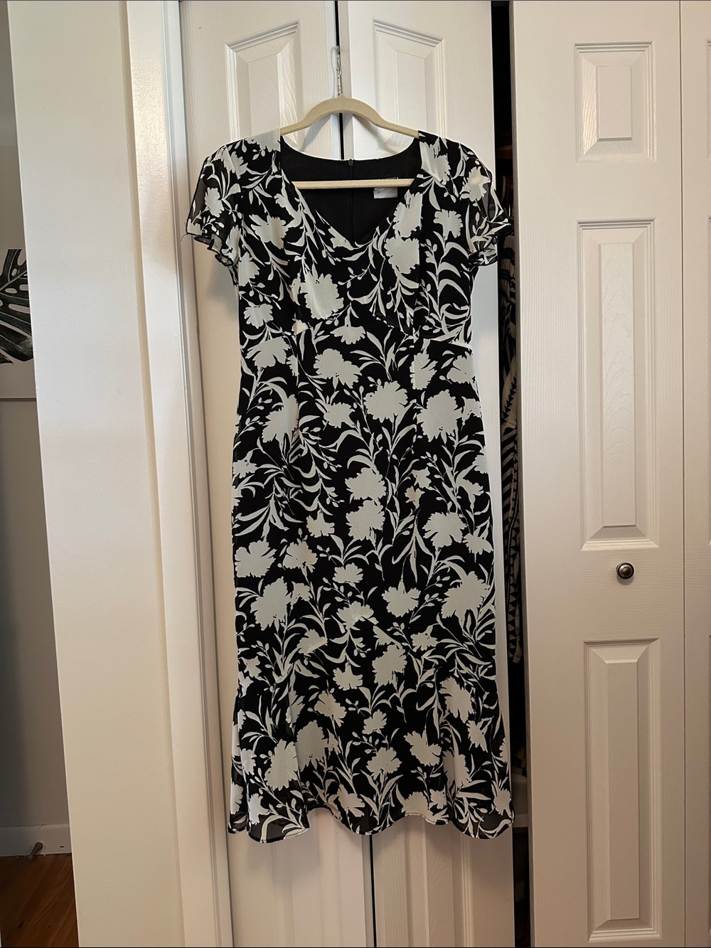 Black & White Floral V-Neck Midi Dress - Classic Feminine Style